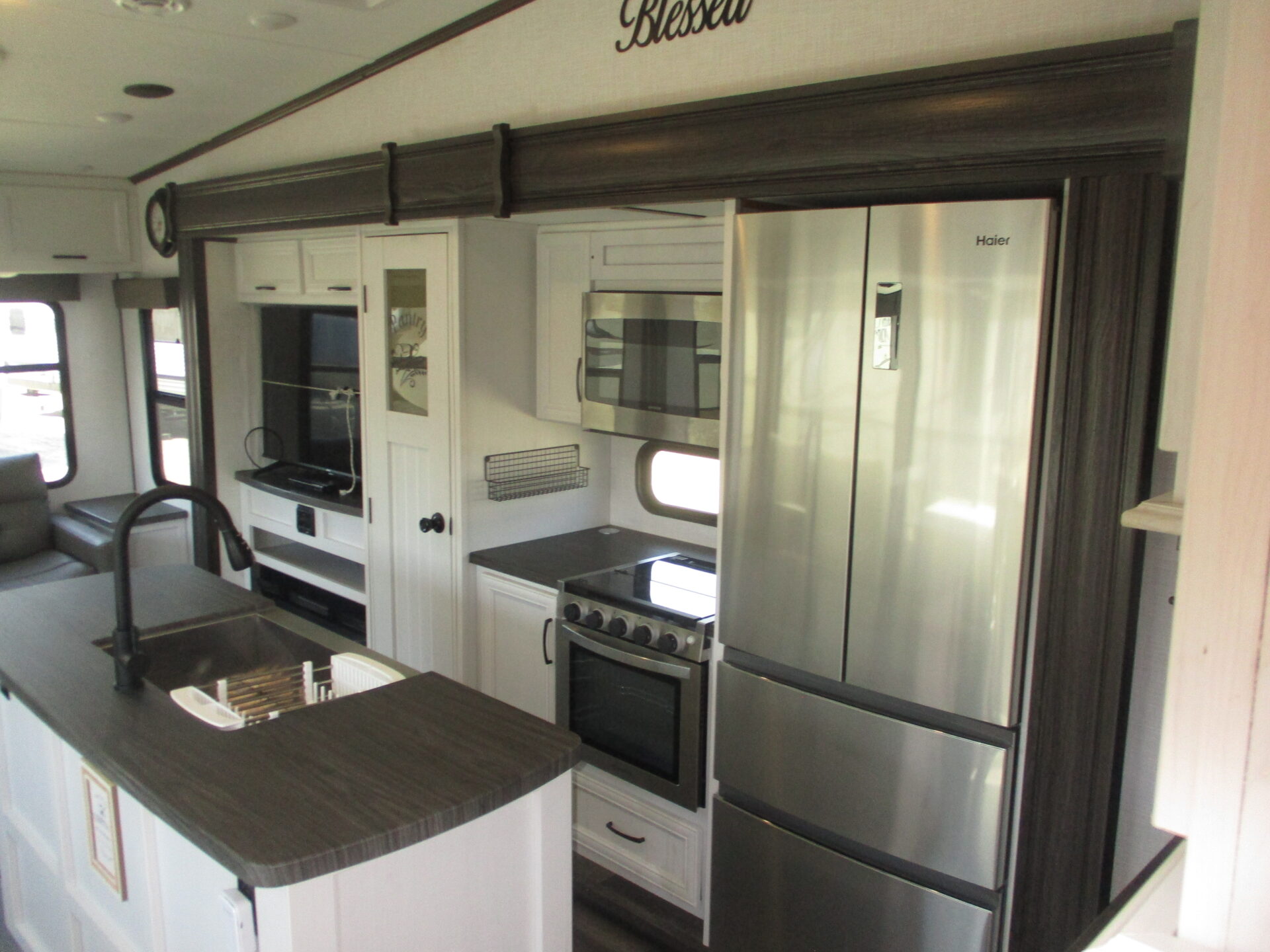Camper Dealer of 5th Wheel Camper within driving distance of Hickory, NC.