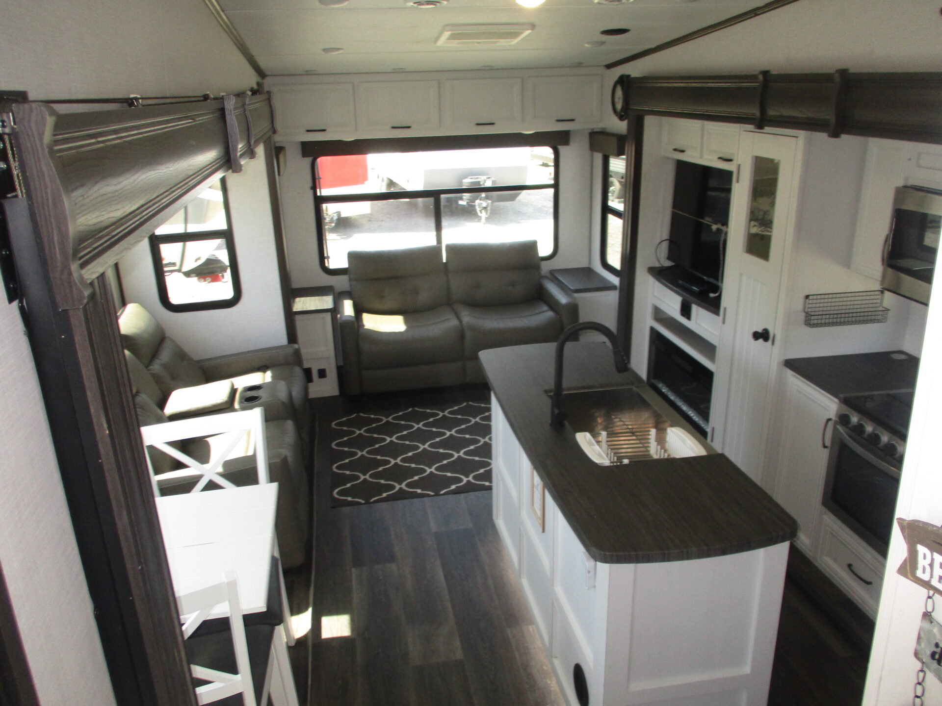Camper Dealer of 5th Wheel Camper near Elkin, NC.
